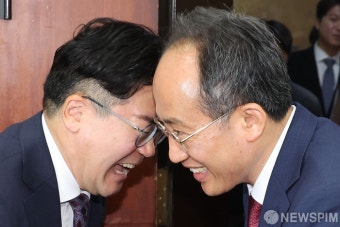 미소 짓는 추경호 - 박찬대