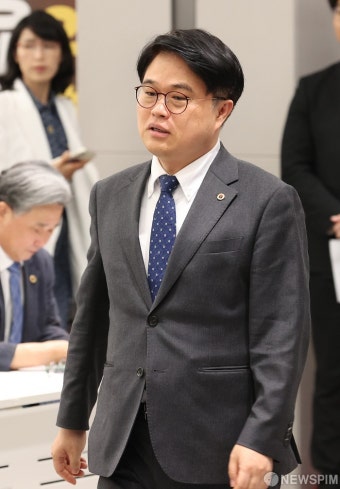 기자회견 참석하는 임현택 의협 회장