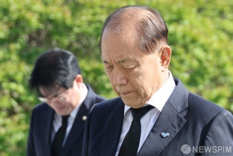 묵념하는 황우여 국민의힘 비상대책위원장