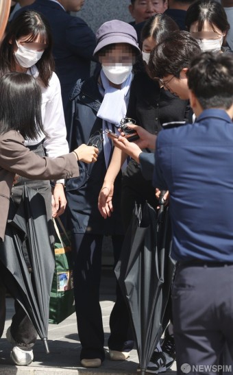 尹 대통령 장모 최은순 씨, 구속 299일 만에 가석방