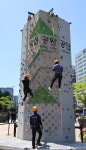 인공암벽 등장한 서울광장