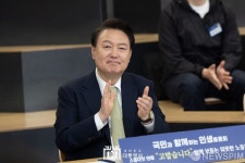 참석자들의 발언에 박수치는 윤석열 대통령