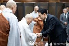 조계사 찾아 자광대종사와 인사나누는 윤 대통령