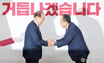 서로의 손 잡은 황우여 비상대책위원장 - 추경호 원내대표