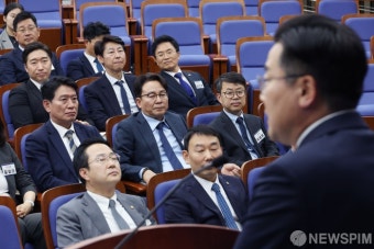 박찬대 원내대표 발언 듣는 더불어민주당 초선 당선인