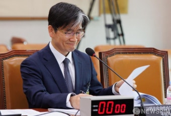 자료 살펴보는 오동운 공수처장 후보자
