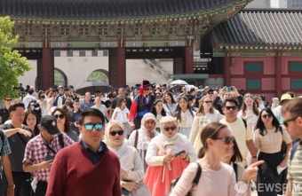 국가유산청 출범...경복궁 찾은 외국인들