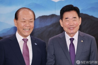 김진표 국회의장 - 황우여 국민의힘 비대위원장, '환한 미소'