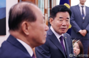황우여 비대위원장 만난 김진표 국회의장
