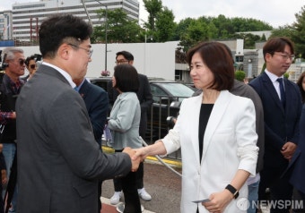 용산에서 악수하는 박찬대와 허은아