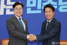 서로의 손 잡은 박찬대 - 윤종호