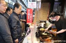 통인시장 기름떡볶이 살펴보는 한덕수 총리