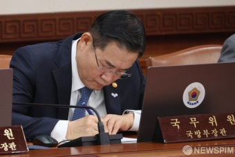 '채상병 특검법' 발언 받아적는 신원식 국방장관