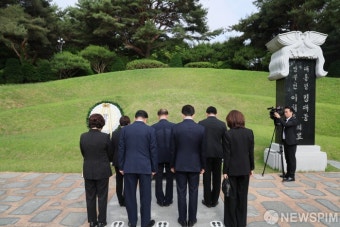김대중 대통령 묘역 참배하는 황우여 비상대책위원장