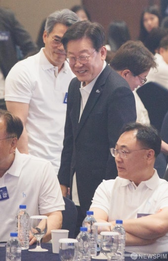 워크숍 참석하는 이재명 대표