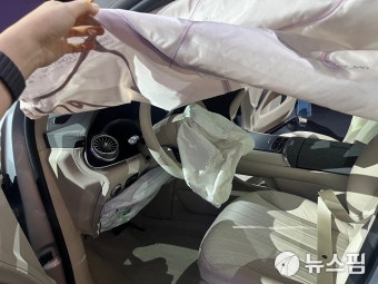 벤츠의 '안전' 자부심…전기차끼리 충돌해도 화재 없이 '멀쩡'