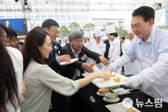 尹, 기자들과 김치찌개 만찬...