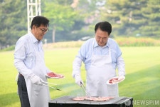 출입기자단 초청 만찬회서 직접 고기 굽는 윤 대통령
