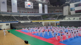 부산 금명중학생·교직원, 태권도원서 신나는 태권도 체험