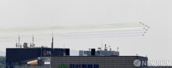 UAE 대통령 국빈 방문 축하 비행하는 블랙이글스