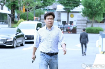 '보복기소' 혐의 안동완 검사 탄핵 선고 입장하는 피해자 유우성씨