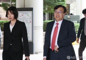 환하게 웃는 노소영 관장 측 법률대리인