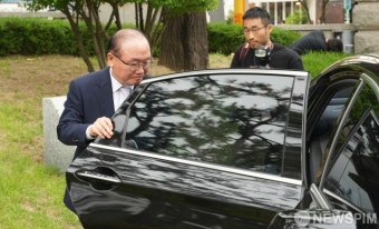 안동완 검사 탄핵 기각 후 재판정 떠나는 이동흡 변호사