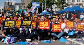 구호 외치는 이재명 대표