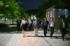 최민호 세종시장, 도심정원 찾아 시민과 1박 2일 소통