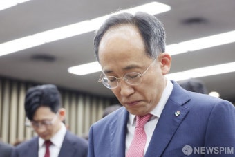 묵념하는 추경호 국민의힘 원내대표