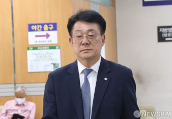 '돈 봉투 수수 혐의' 허종식 의원 속행공판 출석