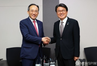 서로의 손 잡은 추경호 - 황운하 원내대표
