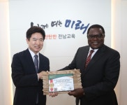 전남교육청, 케냐로부터 재활용 책걸상 지원 감사패 수여