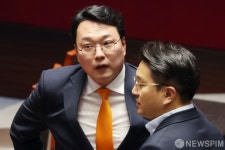 대화 나누는 천하람 개혁신당 원내대표 - 전용기 더불어민주당 의원