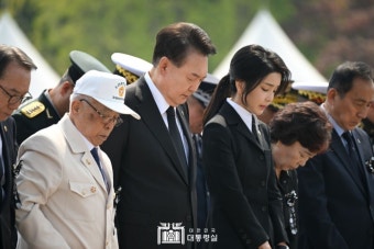 묵념하는 윤석열 대통령 부부