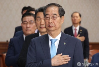 한덕수 국무총리 '국기에 대한 경례'