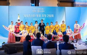 고려인 동포 청소년 무용단과 함께한 윤석열 대통령 부부
