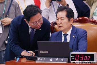 대화 나누는 정청래 위원장 - 김승원 야당 간사