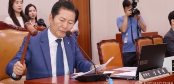 의사봉 두드리는 정청래 법사위원장