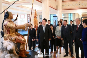 윤석열 대통령 부부,카자흐스탄 전통 관련 전시 관람