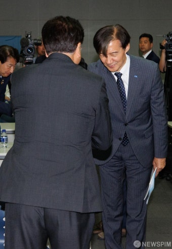 우원식 국회의장과 인사하는 조국 대표