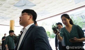 경찰조사 향하는 이명수 서울의소리 기자