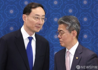 자리 향하는 김홍균 차관과 쑨웨이둥 부부장