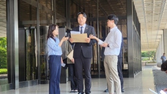 檢, '김정숙 여사 인도 출장 의혹' 고발인 조사…
