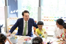 윤석열 대통령,직장 어린이집 프로그램 참관