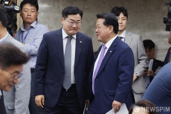 대화 나누는 박찬대 더불어민주당 원내대표 - 김병주 의원