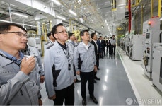 최상목 부총리, 전기차 생산 현장방문