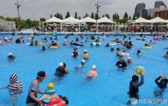 여의도 한강공원 수영장을 찾은 가족단위 시민들의 즐거움