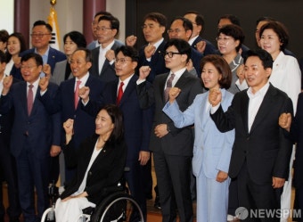 기념촬영하는 윤상현-한동훈-나경원-원희룡