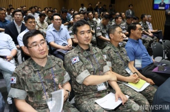 제3회 서울시 안보포럼 오세훈시장 환영사 경청하는 군 관계자들